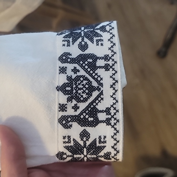 Shuudi brand Mexican linen men's vacation shirt white with navy blue embroidery - Picture 5 of 17